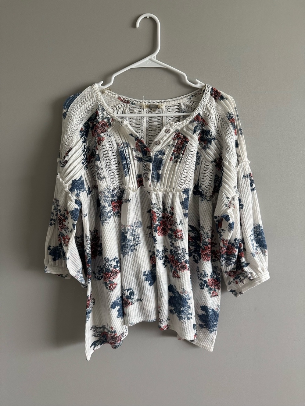 Gimmick’s Women's White Floral Crochet Peasant Top - Blue & Pink Print